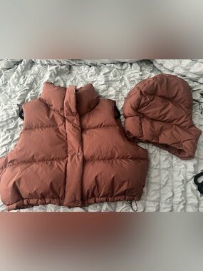 Lululemon Women Cropped Puffer Jacket - never worn, has a hood that snaps on too